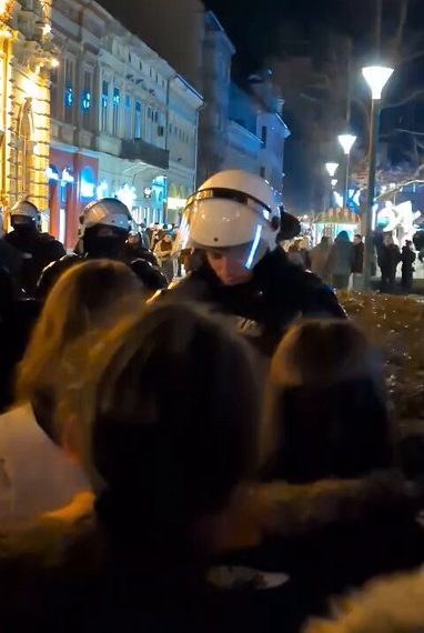 Студент о присталицама СНС испред СНП: Већином нису Новосађани, довезени људи…