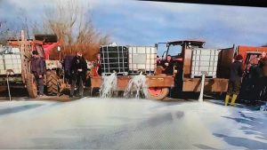 Најмасовнији протест до сада, просуте тоне млека:Пољопривредници блокирали Ибарску