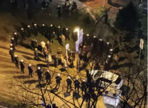 „На шта личите!“ Студенти објавили снимак како инспектор вређа народ на протесту