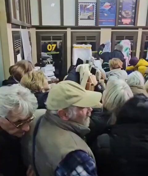 Борба голим рукама за изгубљене пошиљке које се продају за стотинак динара