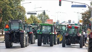 Пољопривредници блокирали шест локација, студенти подржали протесте