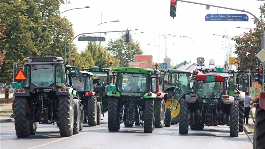 Пољопривредници радикализовали протест, блокаде на више од 50 саобраћајница