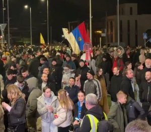 Студенти стигли у Ваљево, дочекани уз овације и бакље ВИДЕО