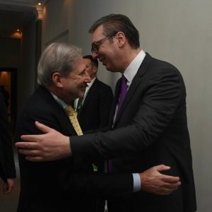 СКАНДАЛ у ЕУ: Јоханес Хан опљачкао буџет?! Полиција упала у Европску комисију!