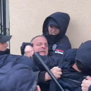 Француски медији о Вучићевом режиму: Више нема разлике између криминалца и полицајца