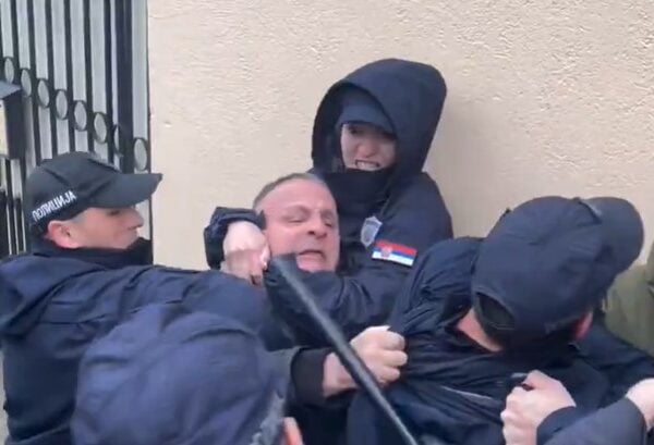 Француски медији о Вучићевом режиму: Више нема разлике између криминалца и полицајца