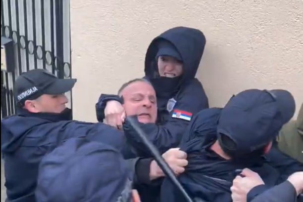 Француски медији о Вучићевом режиму: Више нема разлике између криминалца и полицајца