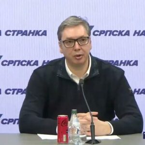 Вучић најавио да за три-четири месеца подноси оставку, већ пакује књиге у Председништву