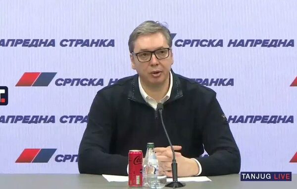 Вучић најавио да за три-четири месеца подноси оставку, већ пакује књиге у Председништву