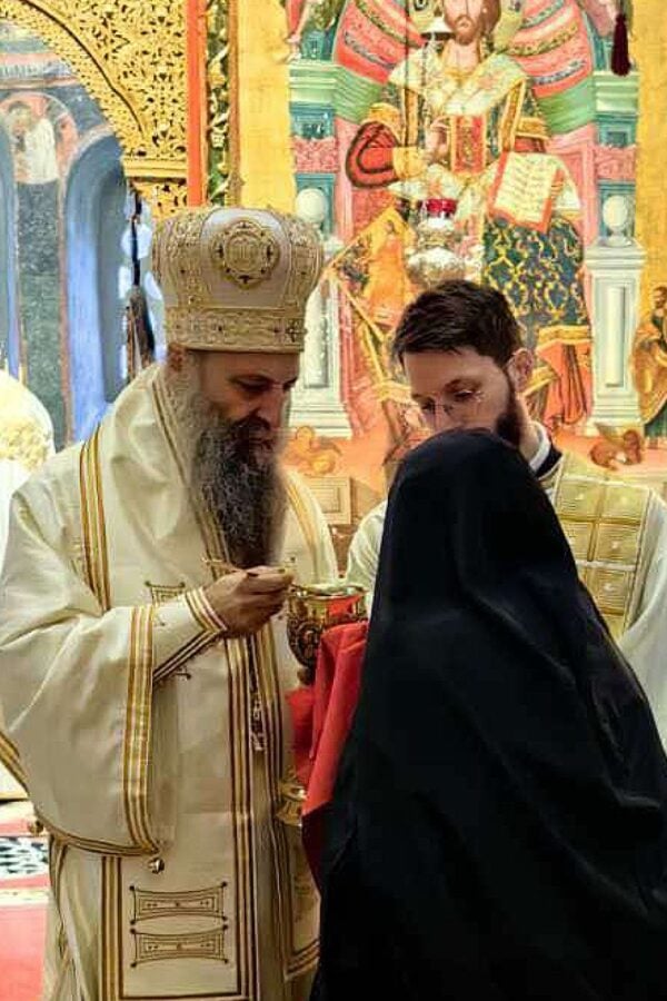 Патријарх Порфирије служи опело Ратку Младићу