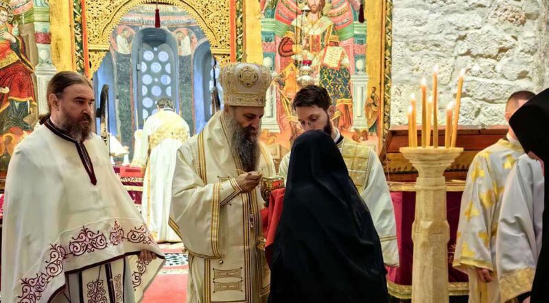 Патријарх Порфирије служи опело Ратку Младићу