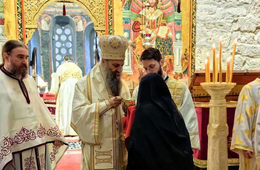 Патријарх Порфирије служи опело Ратку Младићу