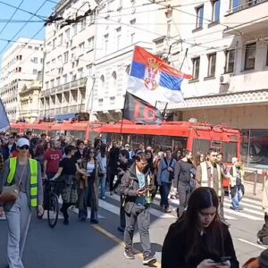 Студенти: Приведени фотографи и наша колегиница након проваљивања у стан са ког је постављен транспарент „Студенти се боре и за вас“