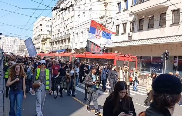Студенти: Приведени фотографи и наша колегиница након проваљивања у стан са ког&hellip;