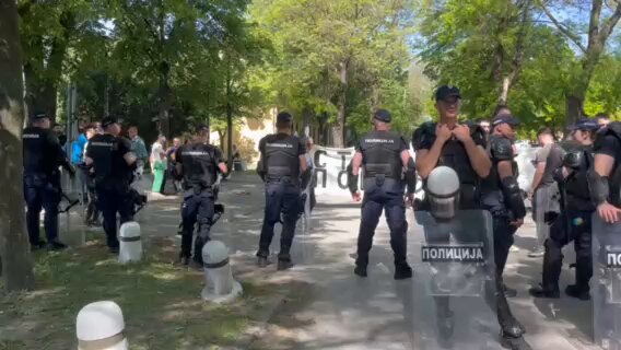 Истина о хапшењу ратног ветерана који је разлупао штанд СНС: Шта се јуче заиста десило у Кули (ВИДЕО)