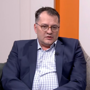 Скандал у Краљеву пред Видовдан: Уместо Владе Димитријевића говори професор Гашић који се обраћао институцијама у Приштини?