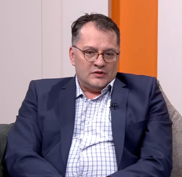 Скандал у Краљеву пред Видовдан: Уместо Владе Димитријевића говори професор Гашић који се обраћао институцијама у Приштини?