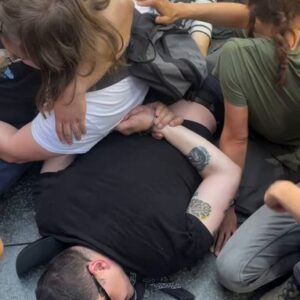 Студенти: Приведено десет грађана после протеста, међу њима и два студента!