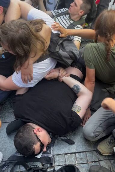 Студенти: Приведено десет грађана после протеста, међу њима и два студента!