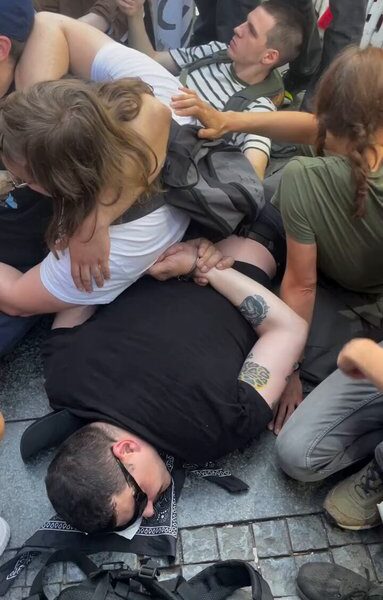 Студенти: Приведено десет грађана после протеста, међу њима и два студента!