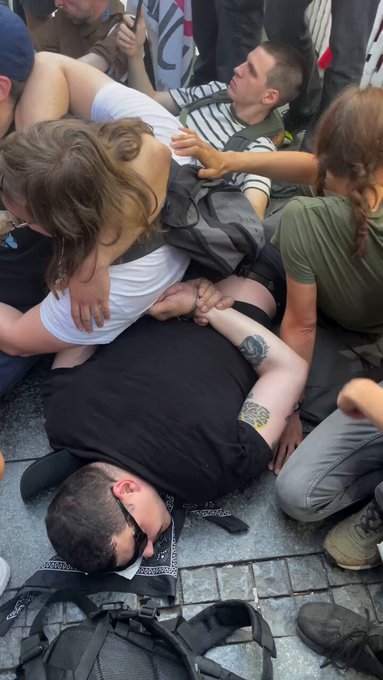 Студенти: Приведено десет грађана после протеста, међу њима и два студента!