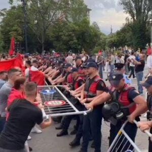 Масовни протести у Албанији: Демонстранти срушили ограду око Кушнеровог градилишта и сукобили се са полицијом