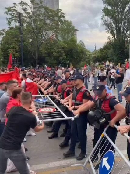 Масовни протести у Албанији: Демонстранти срушили ограду око Кушнеровог градилишта и сукобили се са полицијом