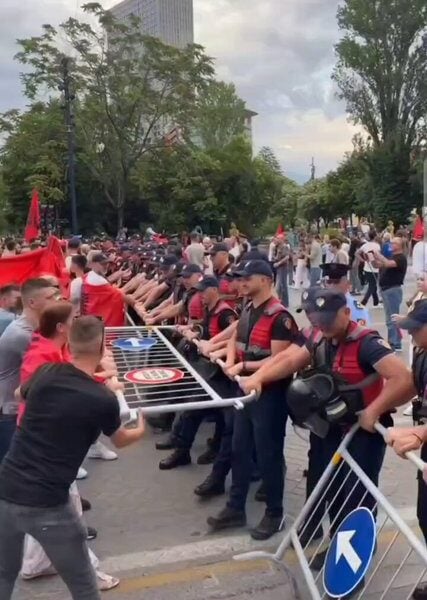 Масовни протести у Албанији: Демонстранти срушили ограду око Кушнеровог градилишта и сукобили се са полицијом