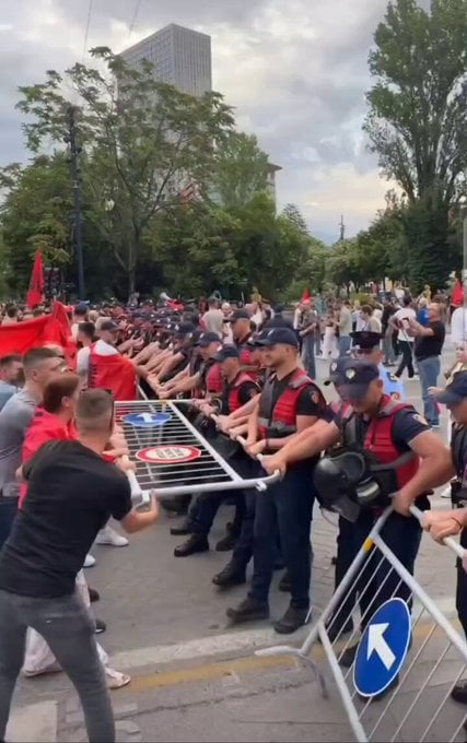 Масовни протести у Албанији: Демонстранти срушили ограду око Кушнеровог градилишта и сукобили се са полицијом