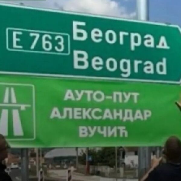 „Уместо путоказа за Забелу, чланови СНС мафије ставили ознаку ‘Ауто пут Александра Вучића'“ ФОТО