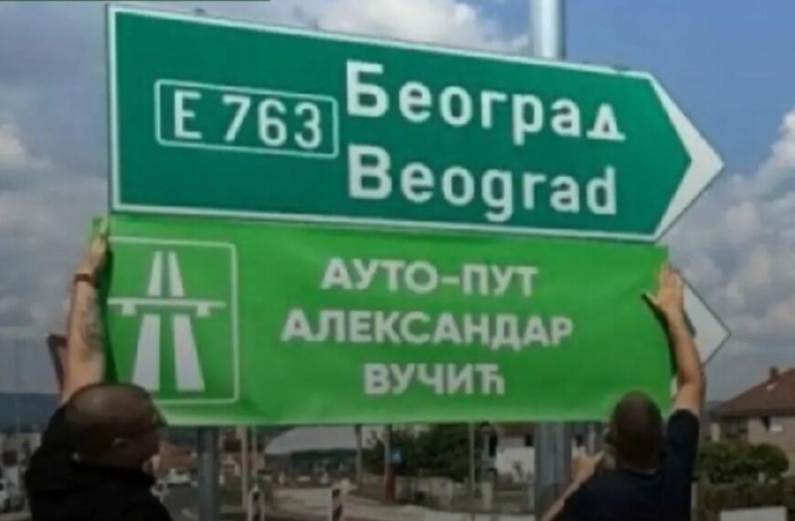 „Уместо путоказа за Забелу, чланови СНС мафије ставили ознаку ‘Ауто пут Александра Вучића'“ ФОТО