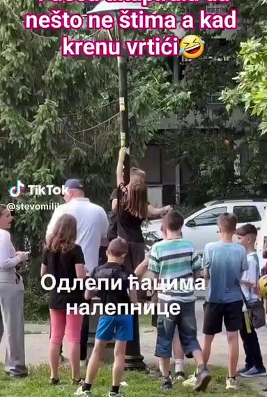 Ћаци у шоку: Поред СНС штанда деца се пењу на бандере и скидају Вучићеве налепнице! (ВИДЕО)