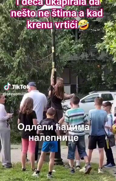 Ћаци у шоку: Поред СНС штанда деца се пењу на бандере и скидају Вучићеве налепнице! (ВИДЕО)