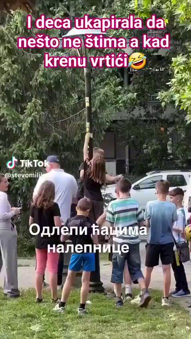 Ћаци у шоку: Поред СНС штанда деца се пењу на бандере и скидају Вучићеве налепнице! (ВИДЕО)