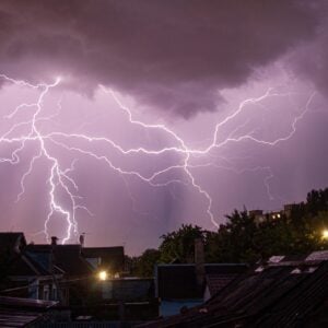 РХМЗ издао упозорење на ЛИНИЈСКУ ОЛУЈУ: Опасан метеоролошки феномен се приближава Србији