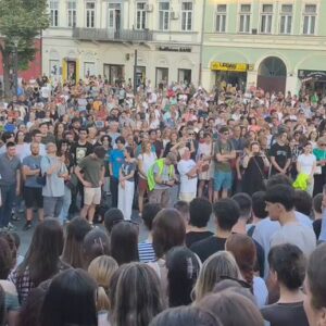 ВИДЕО „Последњи час Јовине“: Ученици на протесту најавили бојкот наставе, незадовољни директором