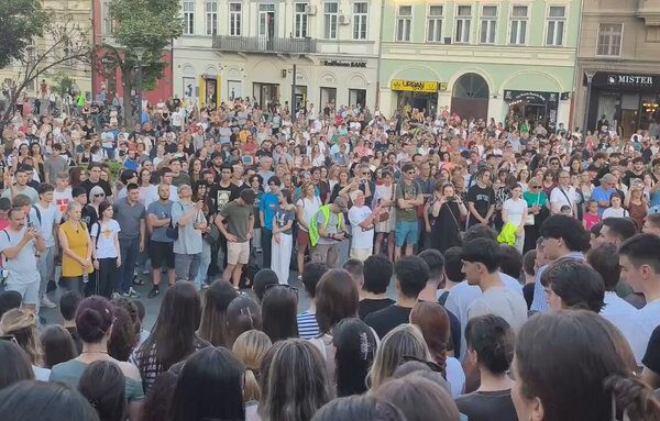 ВИДЕО „Последњи час Јовине“: Ученици на протесту најавили бојкот наставе, незадовољни директором