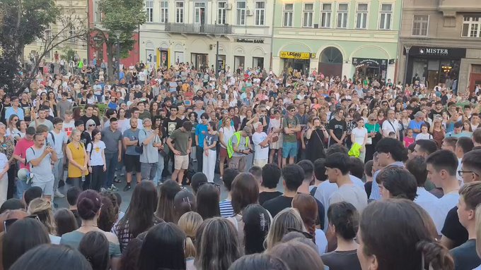 ВИДЕО „Последњи час Јовине“: Ученици на протесту најавили бојкот наставе, незадовољни директором