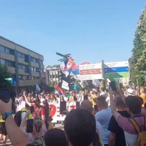 УЖИВО Студенти стигли у Краљево: Градом одзвања „Пумпај, пумпај“ (ВИДЕО)