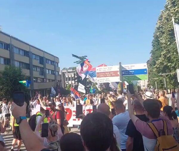УЖИВО Студенти стигли у Краљево: Градом одзвања „Пумпај, пумпај“ (ВИДЕО)