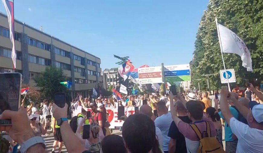 Ројтерс о скупу у Краљеву: Срби наставили протесте после изјаве председника Вучића да одлази