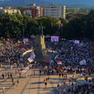 УЖИВО Протест у Краљеву: Хоћемо ли слободу или СНС картел? За њих може и Србија без КиМ, само они да владају! (ВИДЕО)