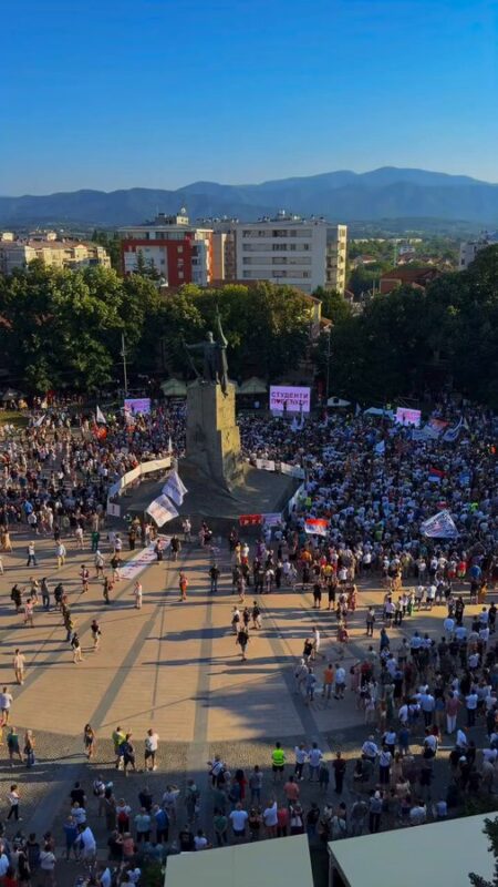 УЖИВО Протест у Краљеву: Хоћемо ли слободу или СНС картел? За њих може и Србија без КиМ, само они да владају! (ВИДЕО)