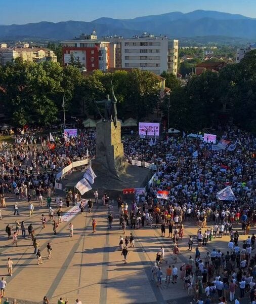 УЖИВО Протест у Краљеву: Хоћемо ли слободу или СНС картел? За њих може и Србија без КиМ, само они да владају! (ВИДЕО)