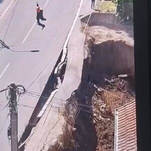 Шокантан ВИДЕО из Младеновца: Пут се урушава, Србија се буквално распада под Вучићем!