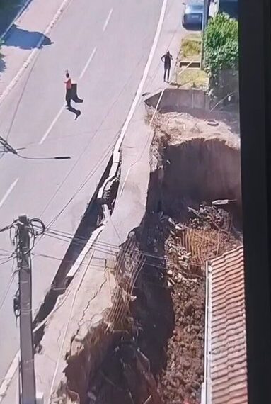 Шокантан ВИДЕО из Младеновца: Пут се урушава, Србија се буквално распада под Вучићем!