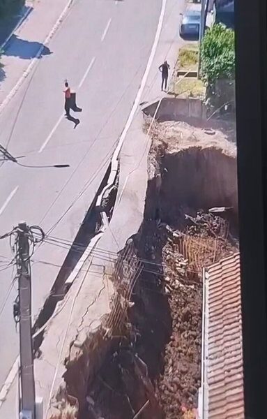 Шокантан ВИДЕО из Младеновца: Пут се урушава, Србија се буквално распада под Вучићем!