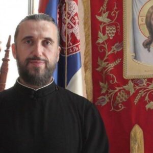 Отац Саша Петровић: Допуштамо Непомјанику да се одрекне Космета, а Албанци запалише земљу због ненасељеног острвцета