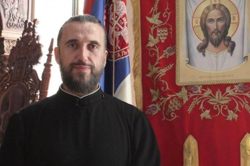 Отац Саша Петровић: Допуштамо Непомјанику да се одрекне Космета, а Албанци запалише земљу због ненасељеног острвцета