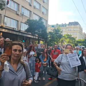 УЖИВО: Протест испред Председништва, Вучић хоће да уведе обавезну вакцину која нигде у Европи није обавезна!